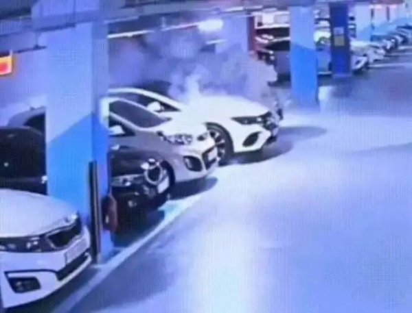 尚红网  都在怕电车，那油车起火，真就逃得掉吗？